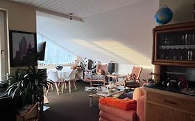 Helles Apartment Mit Balkon In Ruhiger Lage